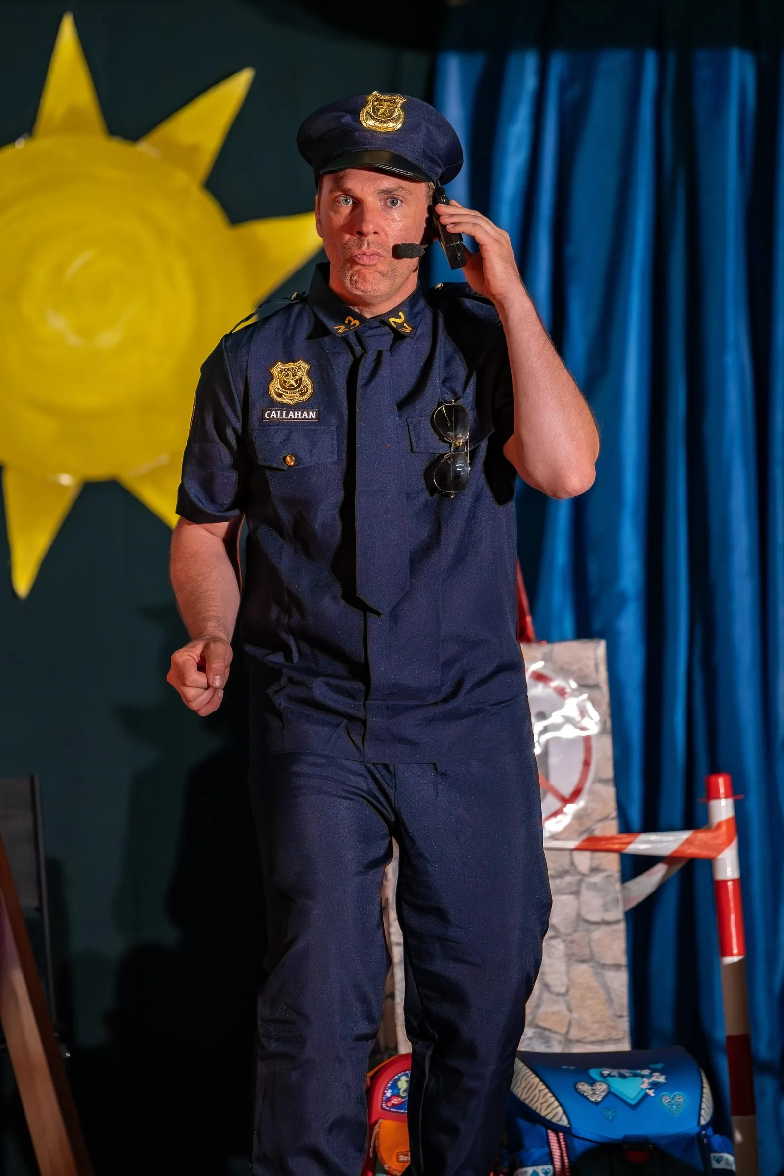 Bruno spricht aufgeregt in sein Funkgerät.