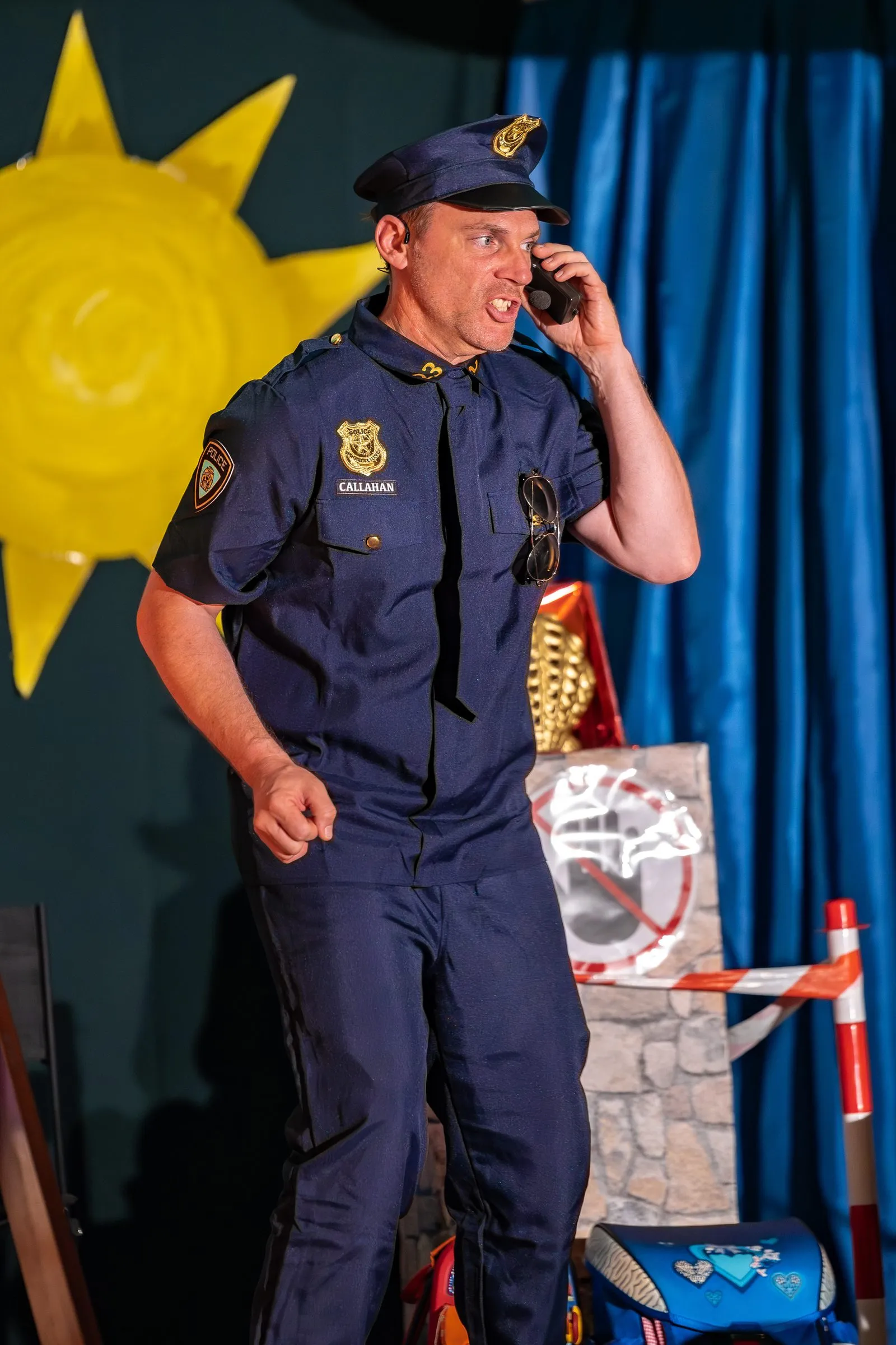 Bruno erneut mit dem Funkgerät, im Gespräch mit der Wache.