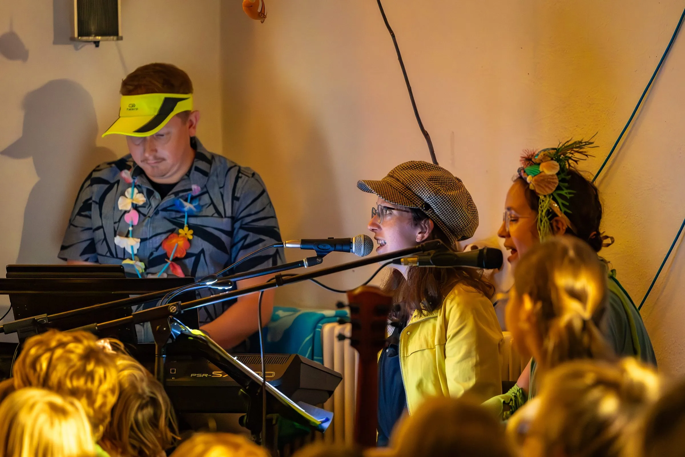 Die Live-Band mit Keyboard und Gesang, mitten im Publikum.