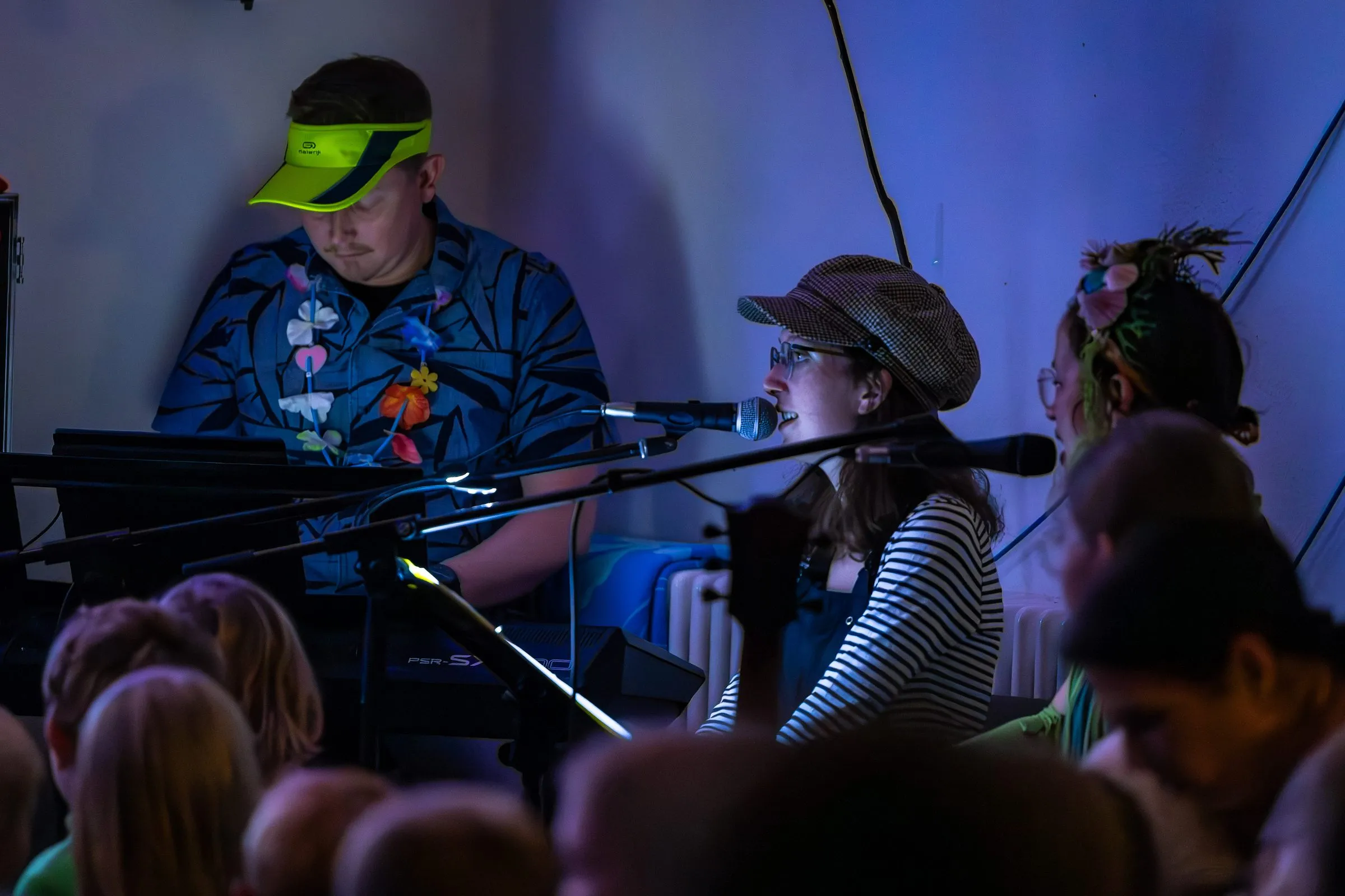 Die Live-Band mit Keyboard, Gitarre und Gesang vor Publikum.