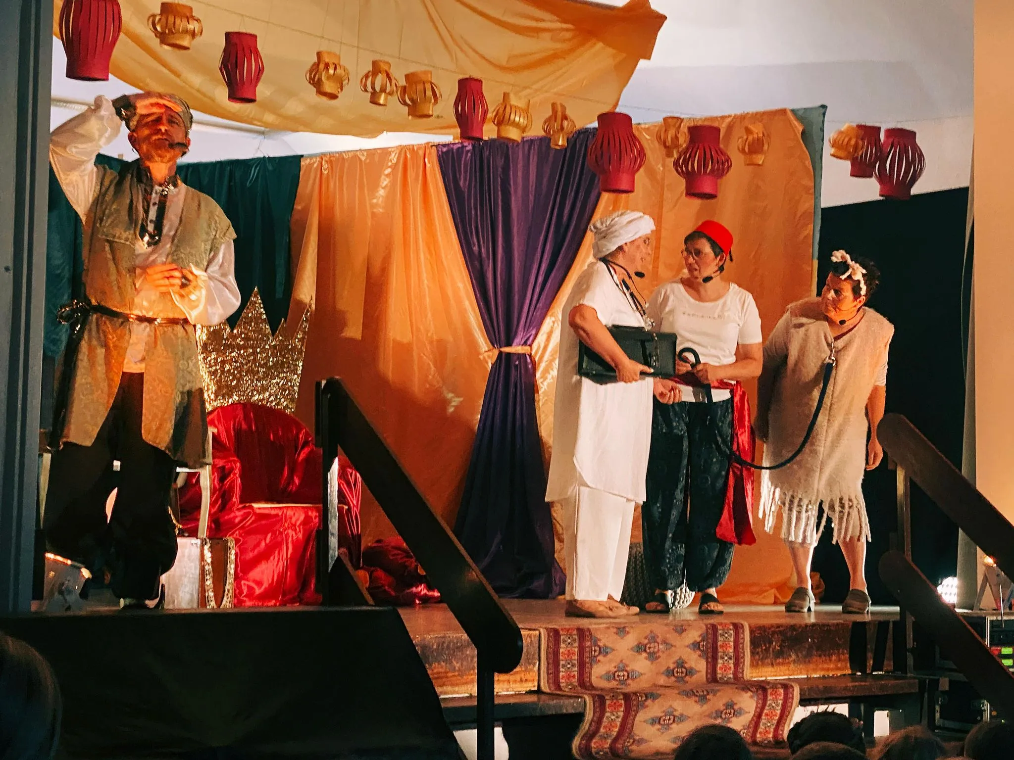 Eine Figur mit rotem Fes steht mit dem Rücken zum Sultan an einem Beistelltisch.