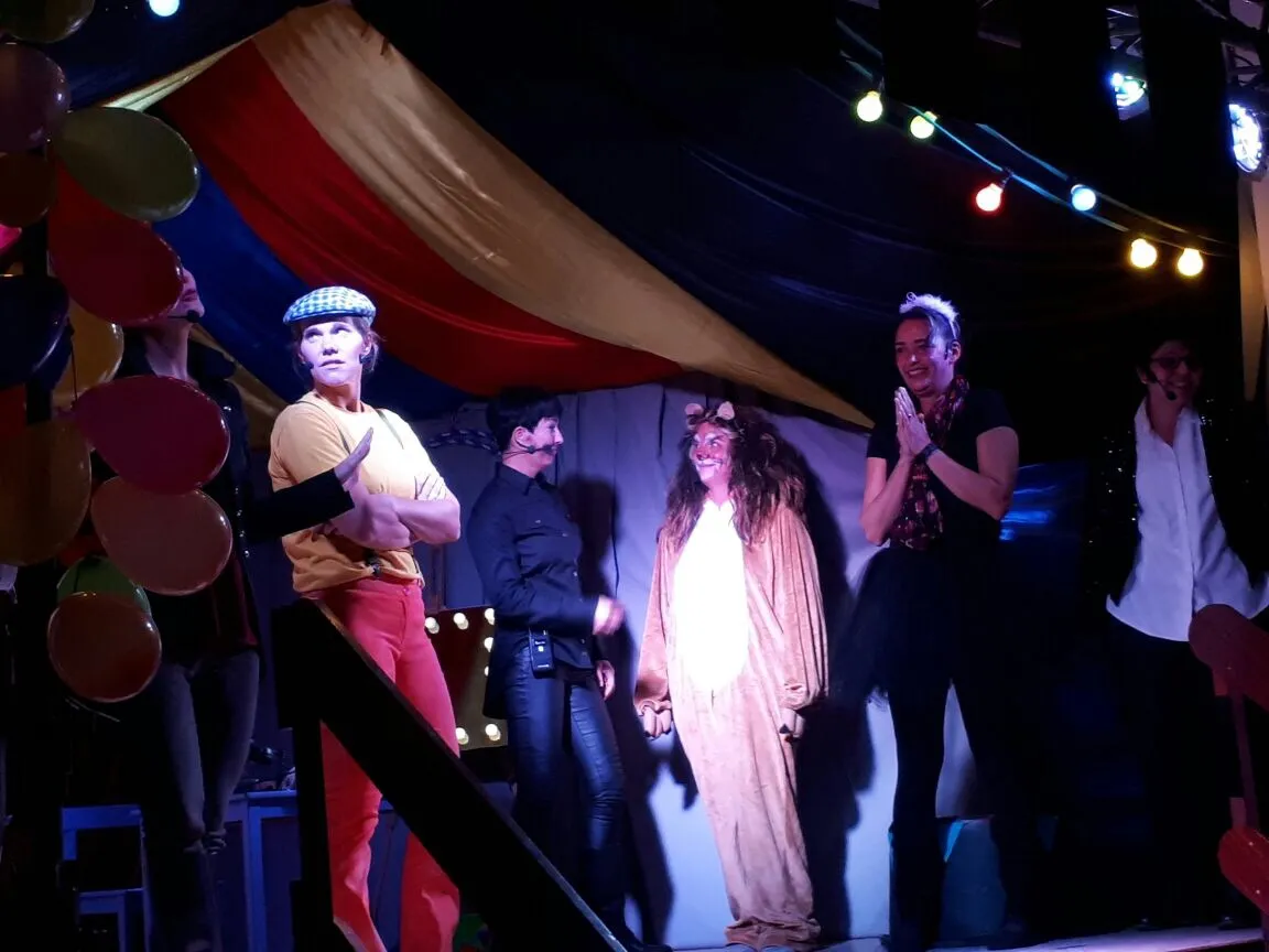 Jongleur Jojo, Dompteur Fernando, Löwe Leo, Pferdeakrobatin Arabella und Seiltänzerin Lilly gemeinsam auf der Bühne.