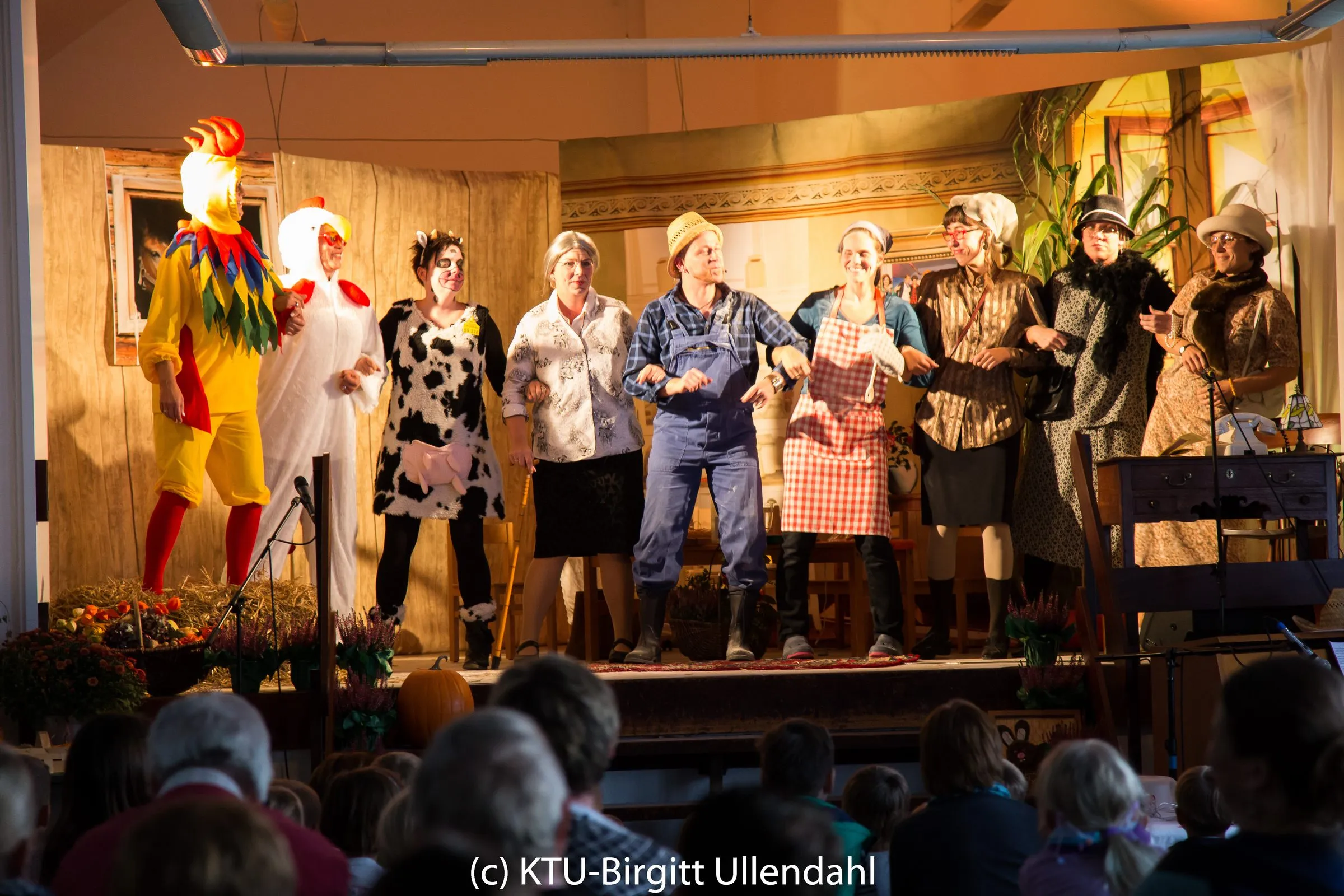 Das gesamte Ensemble in Kostüm steht Hand in Hand zum Schlussapplaus aufgereiht auf der Bühne.